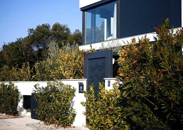 House Of Poseidon Петрчане